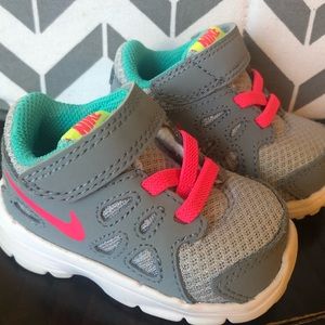 SO CUTE! Baby Nikes revolution 2 size 2 unisex